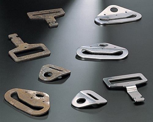 So entgraten Sie gestanzte Metallteile ohne Verheddern, Verformung oder Schäden durch Teilekontakt